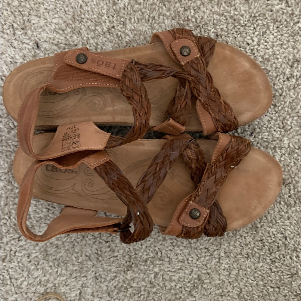 Like new Taos burnt orange size 8-8.5